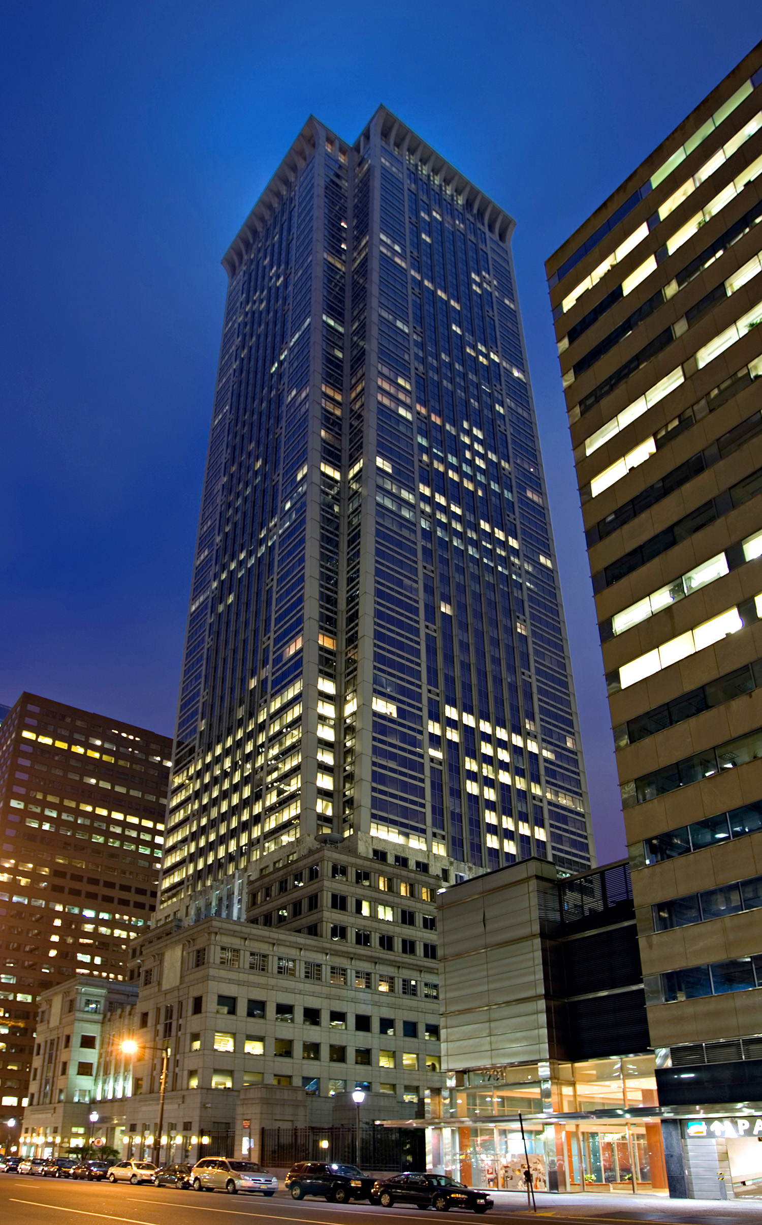BNY Mellon Bank Center, Philadelphia - Night view from John F. Kennedy Boulevard. © Mathias Beinling